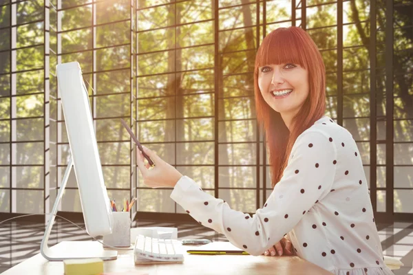 Donna che punta schermo con penna — Foto Stock