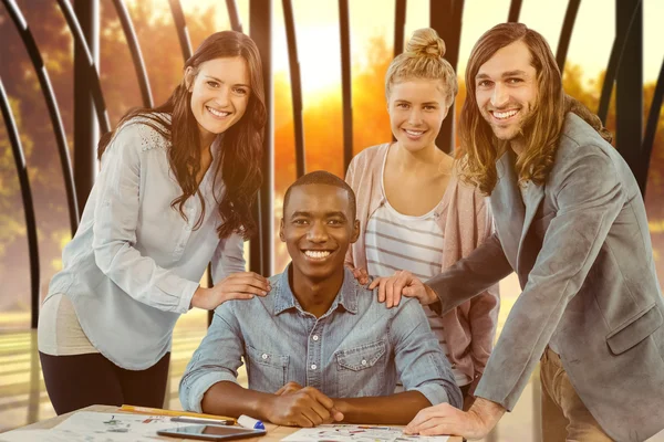 Equipo de negocios poniendo las manos sobre los hombros del hombre —  Fotos de Stock