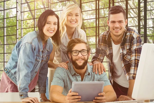 Mensen uit het bedrijfsleven met behulp van Tablet PC — Stockfoto