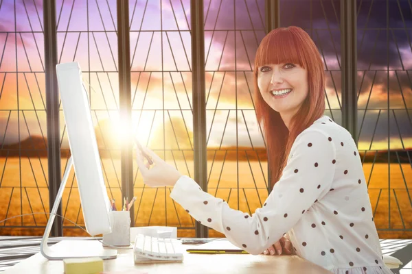 Mujer apuntando pantalla — Foto de Stock