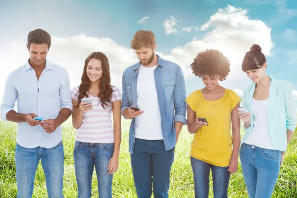 Collègues créatifs avec téléphones mobiles — Photo