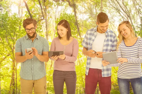 Uomini d'affari che utilizzano gadget elettronici — Foto Stock