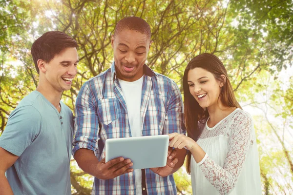 Team creativo guardando tablet — Foto Stock