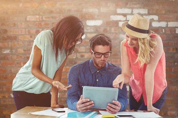 Team di lavoro che lavora sodo insieme — Foto Stock