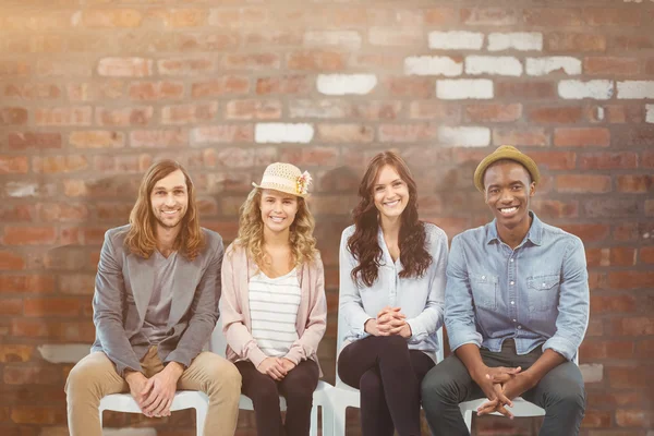 Junge Kollegen sitzen — Stockfoto