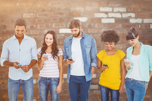 Collègues créatifs avec téléphones mobiles — Photo