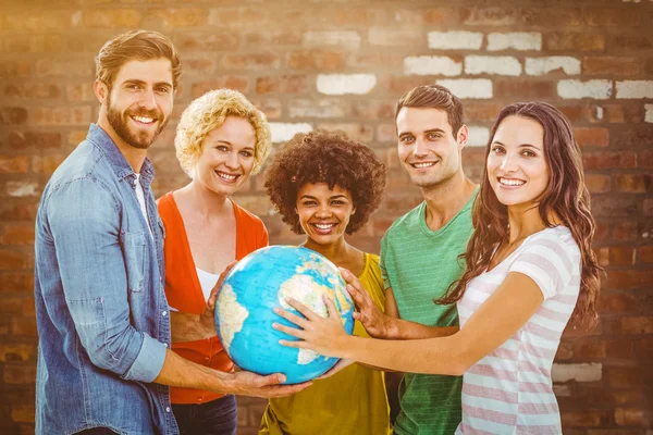 Empresários com um globo — Fotografia de Stock