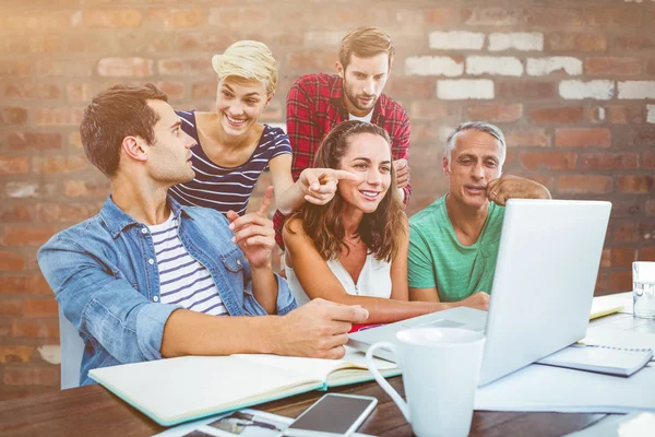 Business-Team mit Laptop — Stockfoto