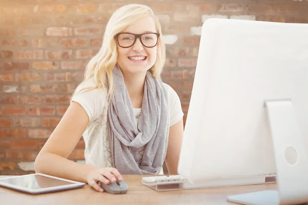 Uśmiechnięta kobieta korzystająca z komputera — Zdjęcie stockowe
