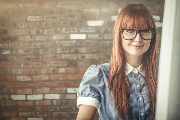 Lächelnde Hipster-Frau posiert — Stockfoto