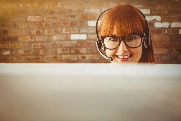 Mujer hipster con auriculares sonriendo — Foto de Stock