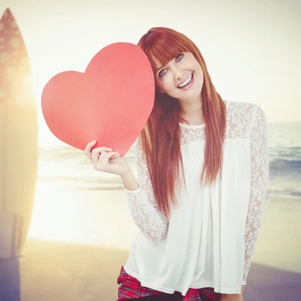 Mulher hipster com um grande coração vermelho — Fotografia de Stock