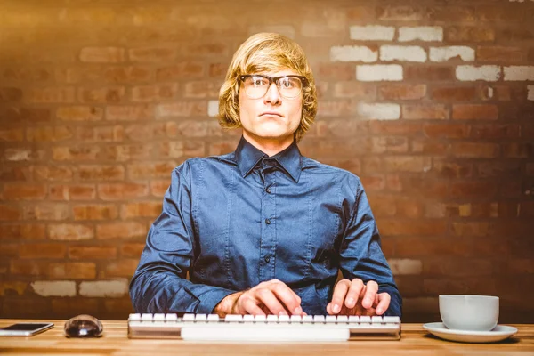 Homme d'affaires hipster utilisant l'ordinateur — Photo