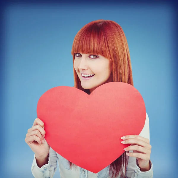 Hipster mulher atrás de um coração vermelho — Fotografia de Stock