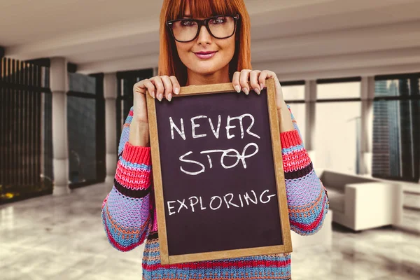 Lachende hipster vrouw met blackboard — Stockfoto