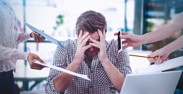 Uomo d'affari stressato sul lavoro — Foto Stock