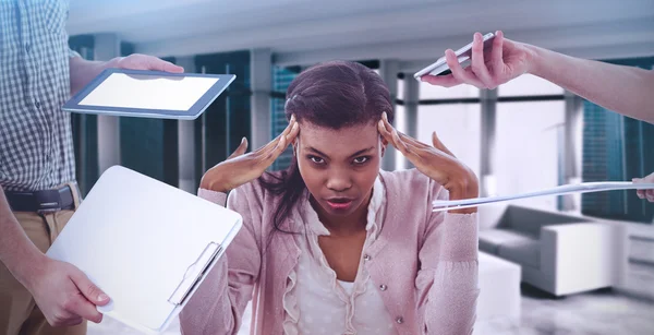 Femme d'affaires stressée au travail — Photo