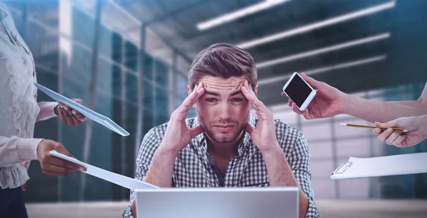 Uomo d'affari stressato sul lavoro — Foto Stock