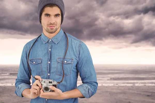 Hipster confiado usando cámara — Foto de Stock