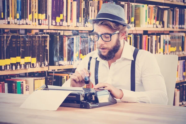 Hipster bedrijf rookpijp terwijl u werkt — Stockfoto