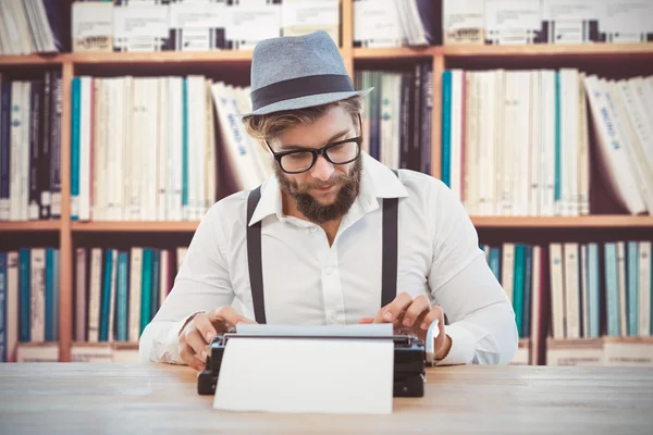 Hipster bär glasögon arbetar — Stockfoto