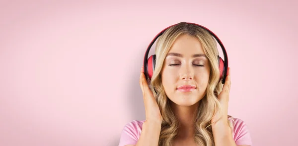 Mujer escuchando música — Foto de Stock