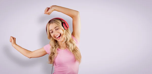 Frau tanzt mit Kopfhörern — Stockfoto
