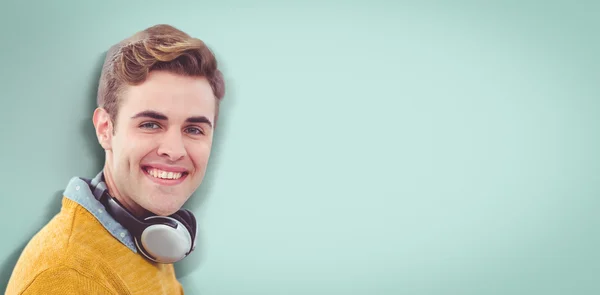 Hombre feliz con auriculares sonriendo —  Fotos de Stock