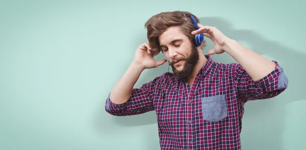 Hipster usando auriculares —  Fotos de Stock