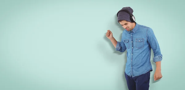 Hipster desfrutando de música — Fotografia de Stock