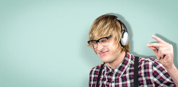 Blonder Hipster hört Musik — Stockfoto