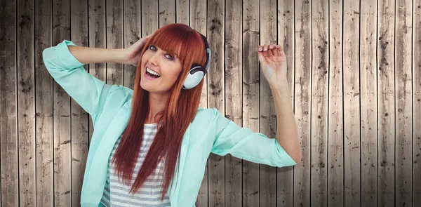 Vrouw luisteren muziek met hoofdtelefoon — Stockfoto