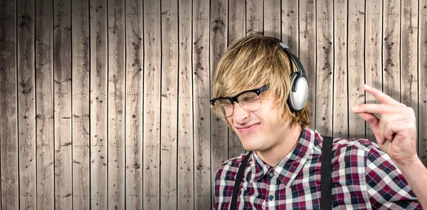 Blond hipster luisteren naar muziek — Stockfoto