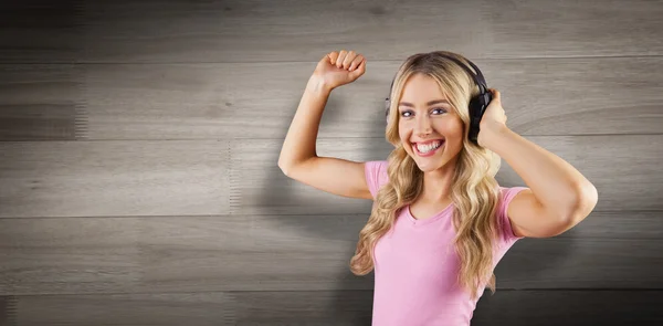 Hermosa mujer bailando —  Fotos de Stock