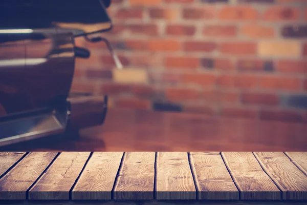 Mesa de madera contra la pared de ladrillos — Foto de Stock