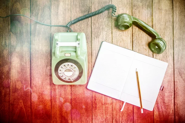 Дизайн светлого пятна на фоне старого телефона — стоковое фото