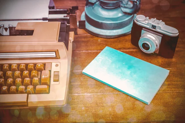 Una vecchia macchina da scrivere e macchina fotografica — Foto Stock