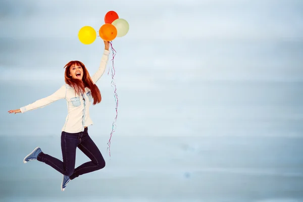 Vrouw bedrijf ballonnen — Stockfoto