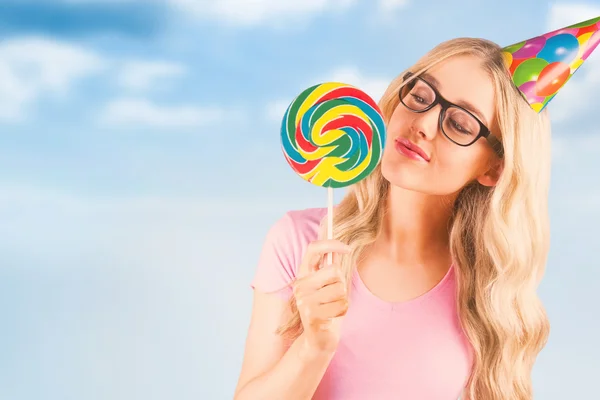 Hipster houden een gigantische lolly — Stockfoto