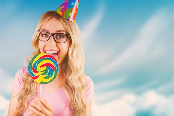 Hipster houden een gigantische lolly — Stockfoto