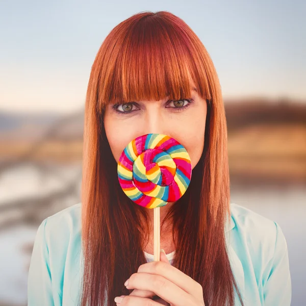 Vrouw met een lolly — Stockfoto