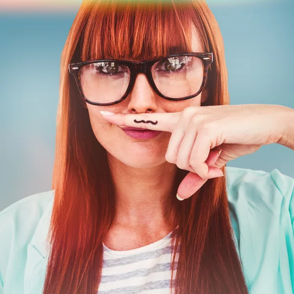 Lachende hipster met een snor — Stockfoto