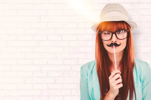 Glada leende hipster med en mustasch — Stockfoto