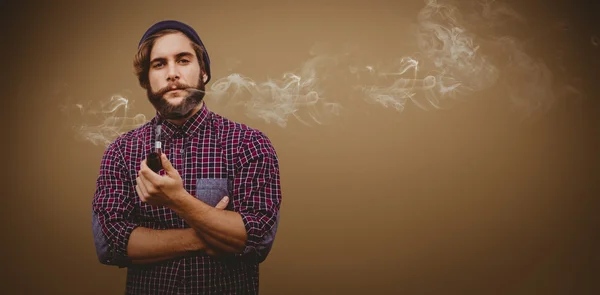 Hipster che tiene la pipa fumatori — Foto Stock