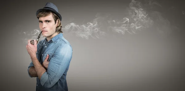 Allvarliga hipster röka pipa — Stockfoto