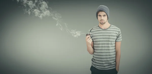 Homme tenant pipe à fumer — Photo