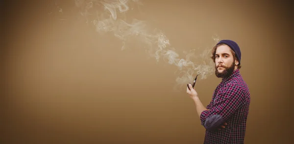 Hipster holding röka pipa — Stockfoto