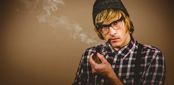 Blond hipster röka en pipa — Stockfoto