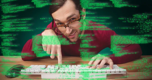 Homem apontando no teclado do computador — Fotografia de Stock