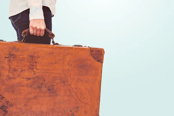 Smiling hipster woman holding suitcase — Stock Photo, Image